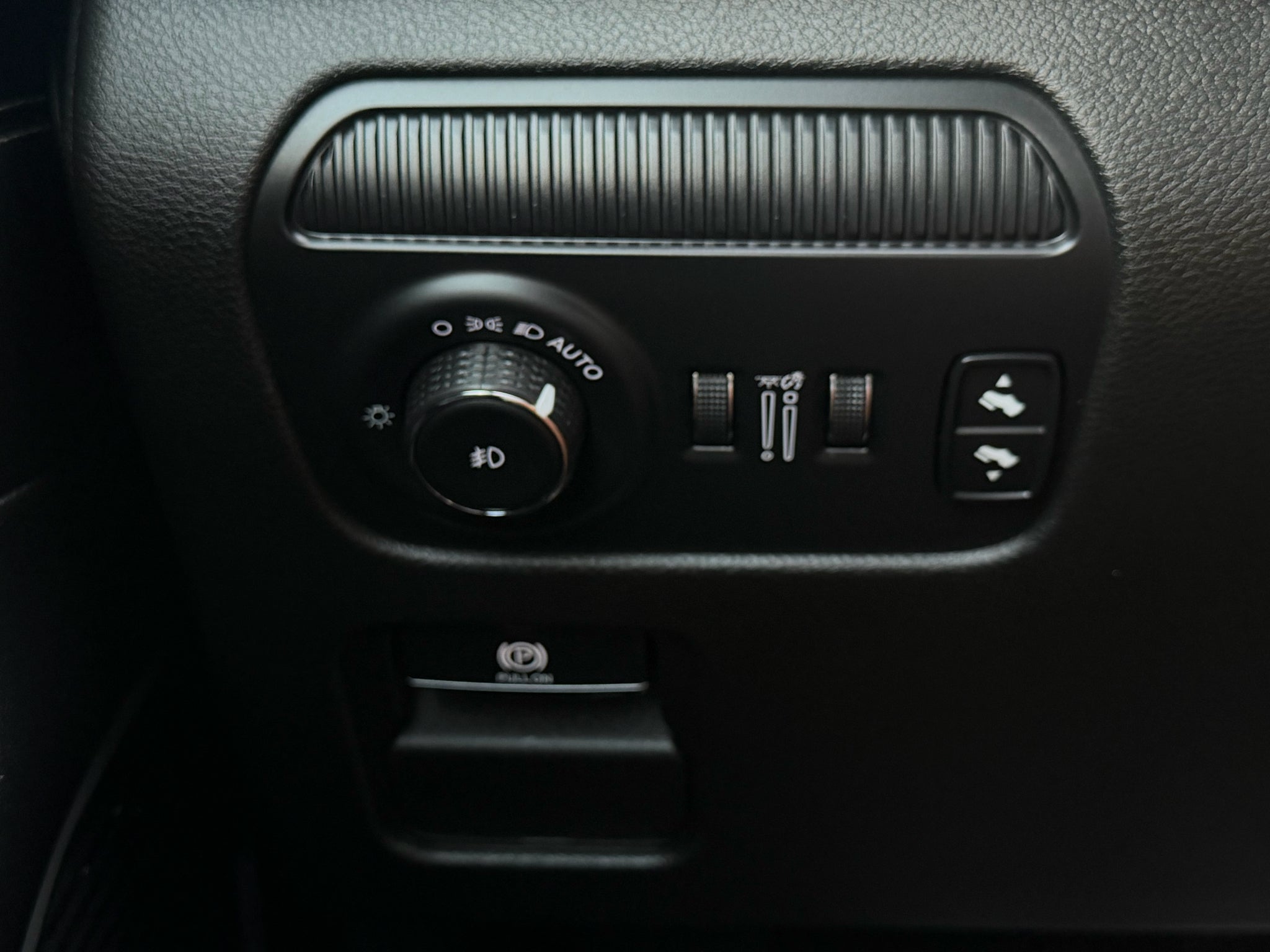 2023 Jeep Wagoneer Base