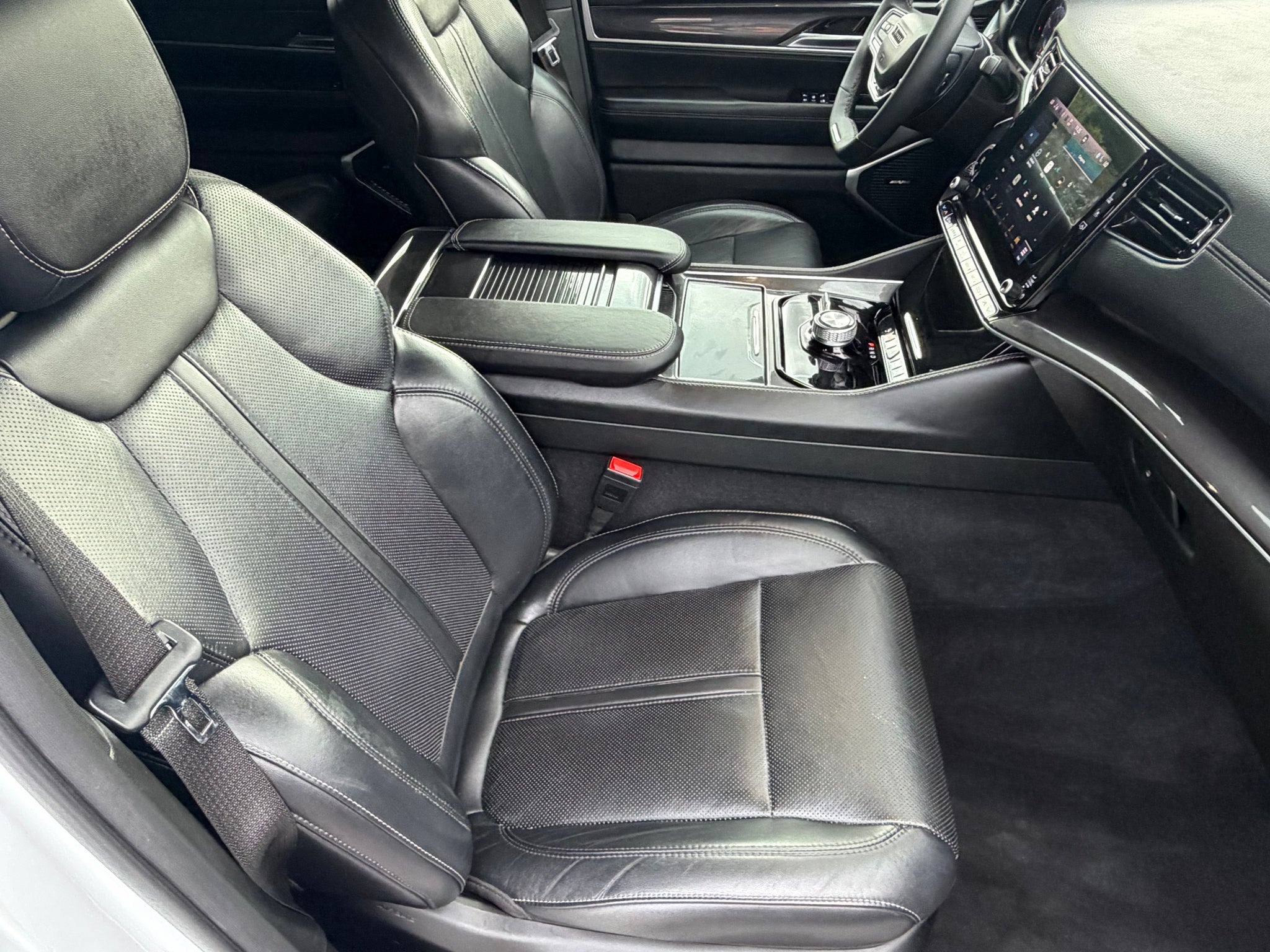2023 Jeep Wagoneer Base