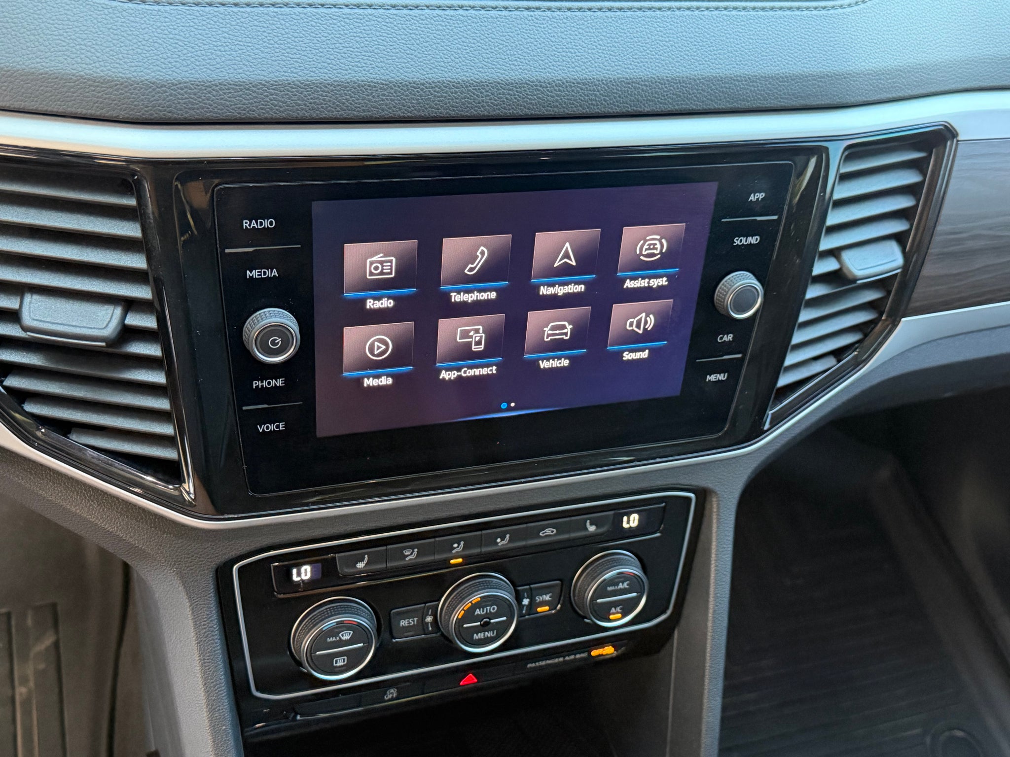 2022 Volkswagen Atlas 3.6L V6 SE w/Technology