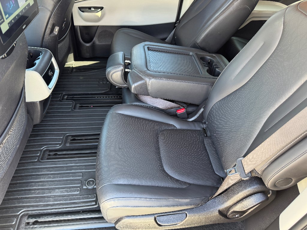 2023 Kia Carnival LX